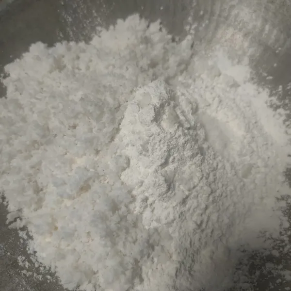 Campurkan tepung beras, tepung terigu, kelapa parut dan garam, aduk rata.