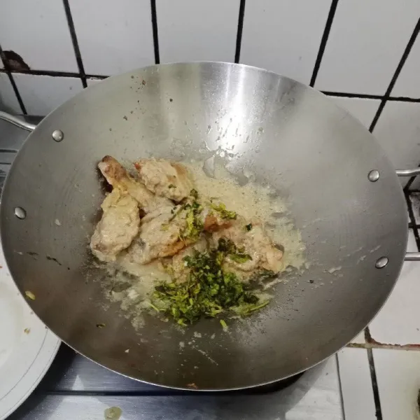 Masukkan ayam goreng tadi. Aduk rata. Tambahkan daun saledri. Aduk sebentar. Matikan api. Siap dinikmati