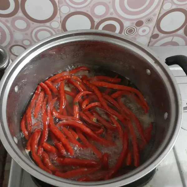 Masukkan cabe merah keriting, bawang merah dan bawang putih. Rebus hingga empuk. Matikan kompor.