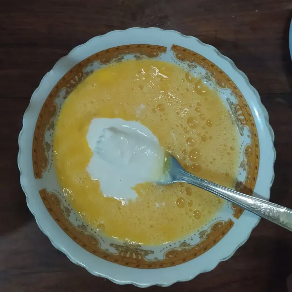 Kocok telur bersama lada dan garam.
Masukkan tepung yang sudah diencerkan.