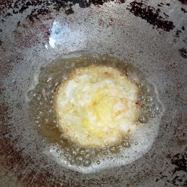 Panaskan minyak dan ceplok telur, sisihkan.
