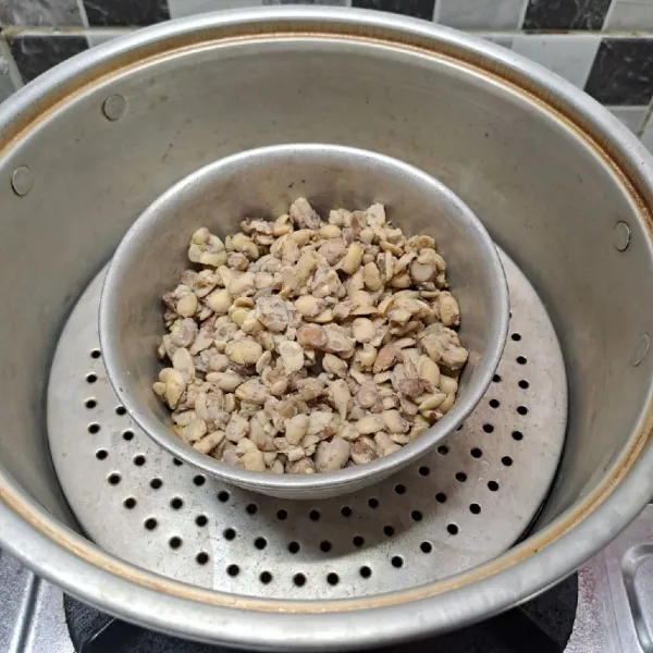 Remas tempe kacang dengan tangan sampai hancur. Panaskan kukusan sampai air mendidih, kukus tempe kacang selama 15 menit. Angkat dan sisihkan.