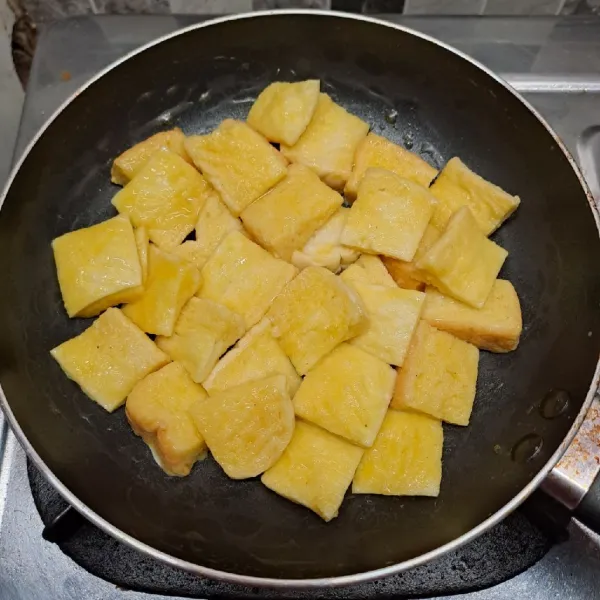 Olesi teflon diameter 18cm dengan margarin sampai rata. Tuang adonan telur roti tawar, ratakan dengan spatula. Posisi kompor api kecil saja.