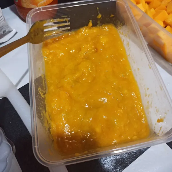 Kupas mangga potong dadu, ambil 1/2 buah dan hancurkan (punya saya hanya dihancurkan pakai garpu ya karena tidak punya blender).