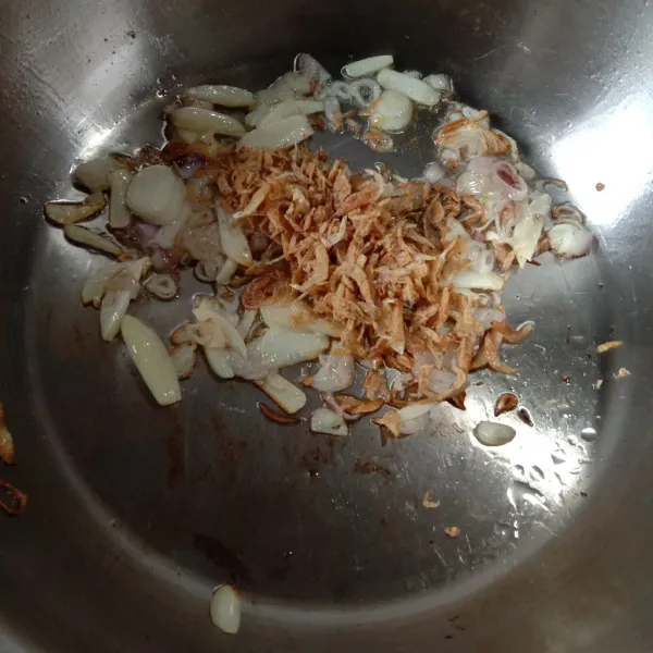 Tumis irisan bawang merah dan bawang putih sampai layu dan kekuningan, lalu masukkan ebi/ udang kering. Tumis sampai wangi.