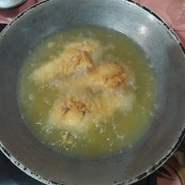 Goreng menggunakan minyak yang agak banyak dan harus dipanaskan terlebih dahulu.