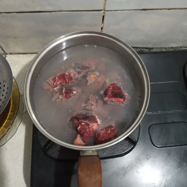 Cuci daging lalu rebus kurang lebih 50 menit.