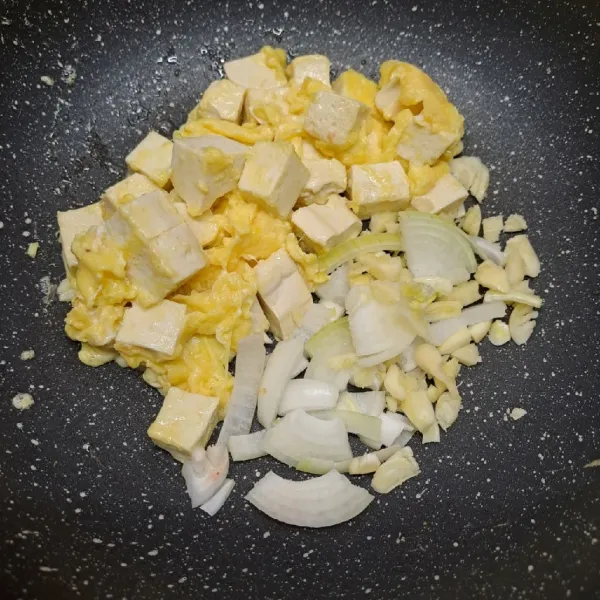 Masukkan bawang putih dan bawang bombay. Tumis sampai harum dan layu.