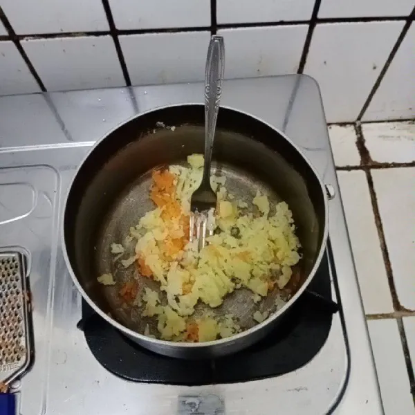Parut wortel. Rebus wortel dan kentang hingga empuk. Saring dan lumatkan kentang dengan garpu.