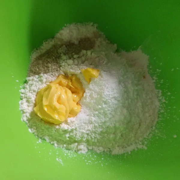 Campur tepung terigu, maizena, garam, gula dan margarin jadi satu.