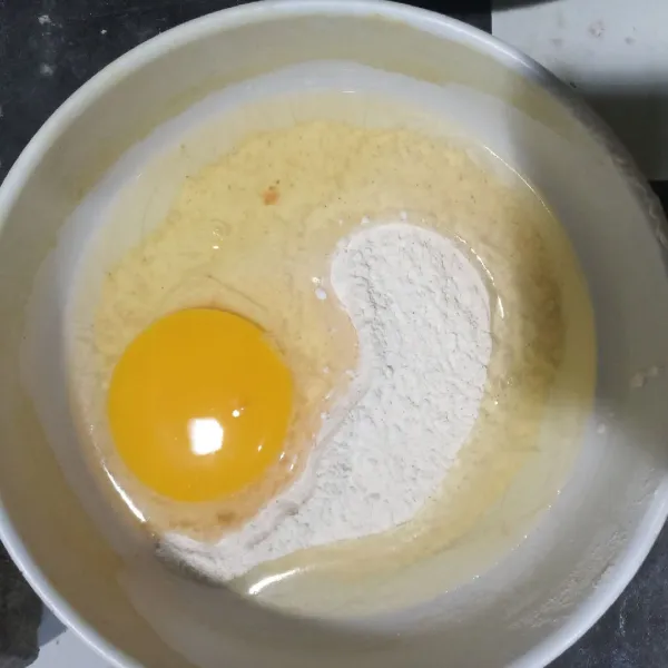 Campurkan semua bahan adonan basah, tambahkan telur. Aduk.