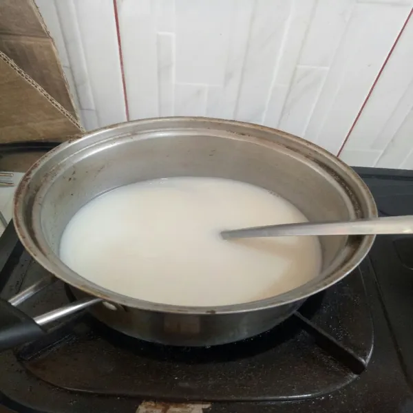 Masak dengan api sedang hingga mendidih matikan kompor sambil di aduk-aduk terus.