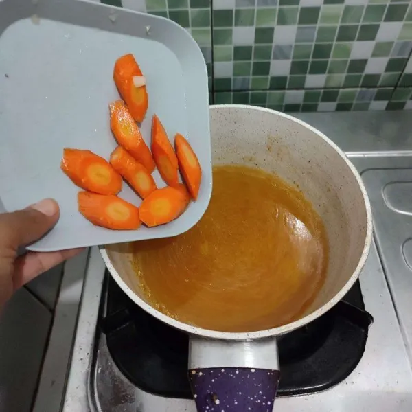 Masukkan wortel yang sudah dipotong-potong, rebus hingga setengah empuk.