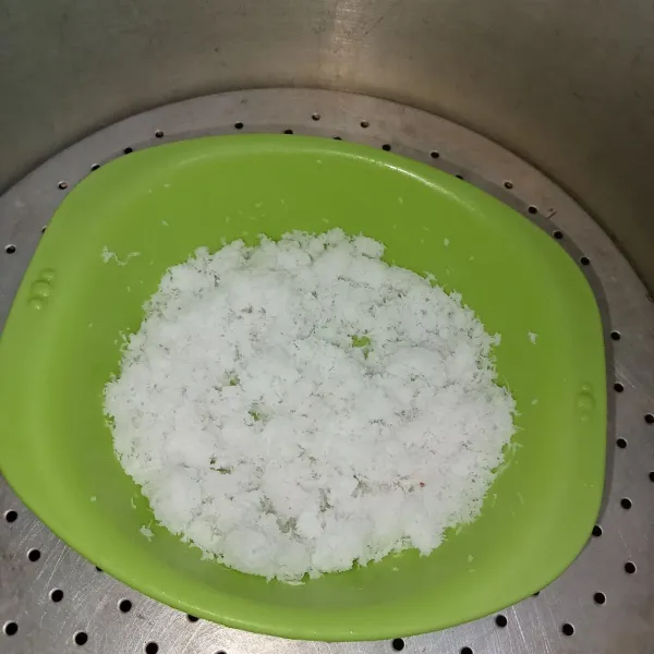 Aduk rata kelapa dan garam kemudian kukus selama 10 menit.