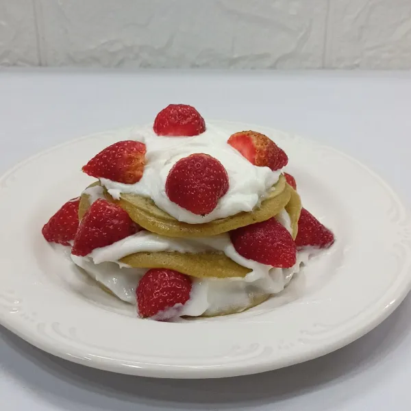 Tata pancake cream strawberry diulang 5x.