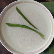 Cuci beras ketan. Saya cuci 3x bilas. Lalu rendam selama 2-3 jam.
