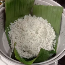 Kukus ketan bersama daun pandan sampai setengah matang ±10-15 menit. (Saya alasi daun pisang karena lubang panci kukusan saya terlalu besar.)