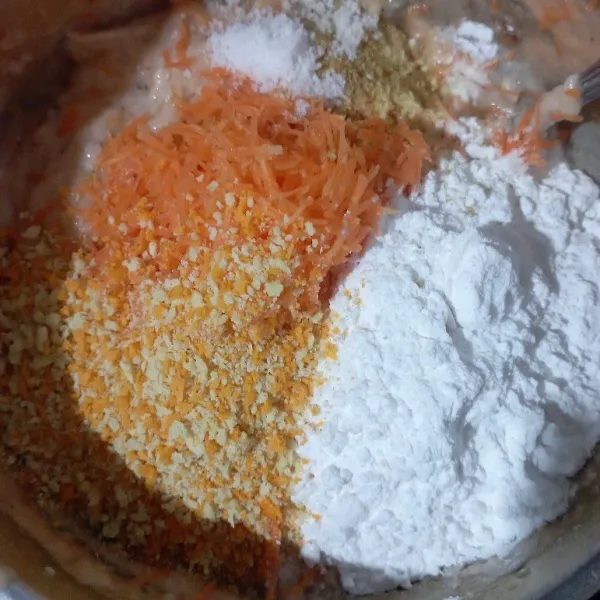 Lalu masukan ke dalam baskom, tambahkan wortel parut, tepung panir, tepung tapioka gula dan garam.