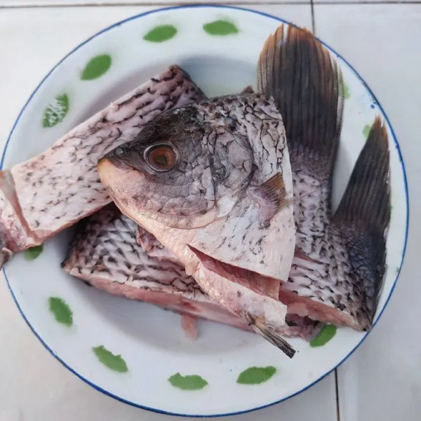 Potong ikan gurame sesuai selera, kemudian kucuri dengan jeruk nipis. Diamkan sebentar.