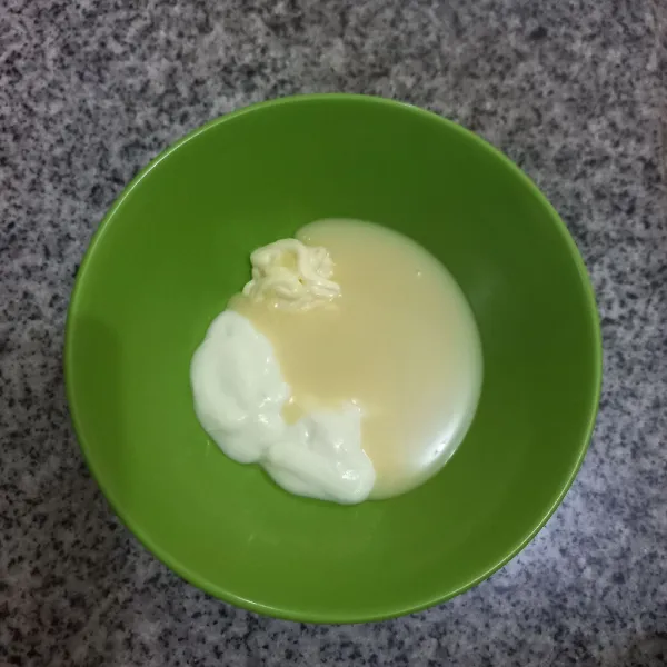 Dalam wadah campur kental manis, yoghurt dan mayonnaise, aduk rata.