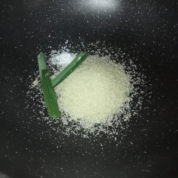Masukkan gula pasir, garam dan daun pandan diwajan.