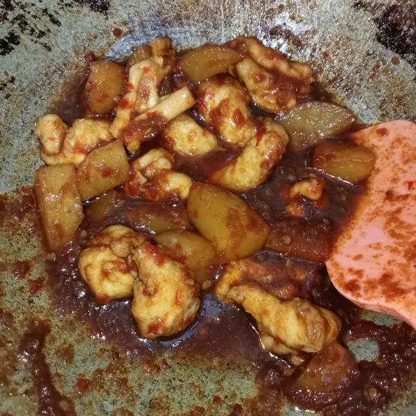 Masak hingga bumbu mengental, tes rasa dan matikan api, krengsengan siap disajikan. Yummy.