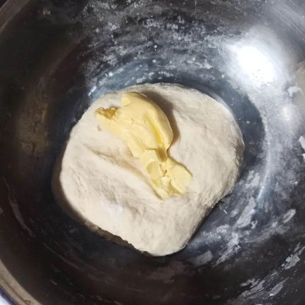 Tambahkan margarin dan garam lalu uleni hingga kalis elastis. Lalu istirahatkan selama 30 menit.