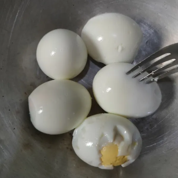 Kupas telur, lalu tusuk-tusuk menggunakan garpu.