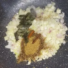 Lelehkan margarin lalu tumis bawang bombay, bawang merah, dan bawang putih hingga layu, tambahkan daun kari, kayu manis, dan bumbu yang tadi sudah dihaluskan, aduk rata, tumis hingga bumbu harum.