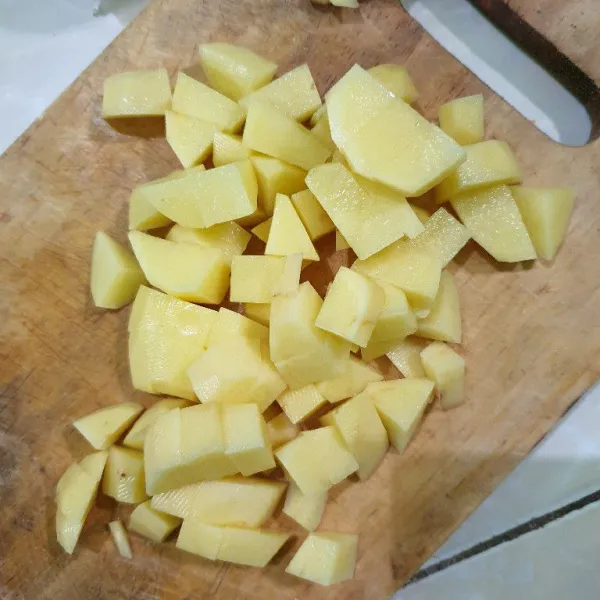 Cuci bersih kentang, kupas dan potong dadu.