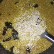 Masukkan beras basmati ke dalam sisa kuah lalu masak dengan api sedang, masah hingga airnya terserap, matikan api, diamkan selama 15 menit.