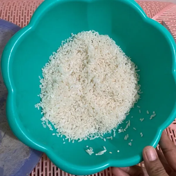 Cuci bersih beras hingga bersih.