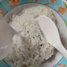 Setelah itu, pindahkan ketang yang sudah setengah matang ke wadah lain, tuangi dengan 300 ml santan setengah kental yang telah dicampur garam, aduk rata.