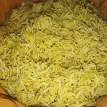 Kukus nasi aron hingga matang sekitar 30 menit, angkat lalu sajikan dengan ayam goreng, bawang goreng, acar nanas, dan emping goreng.