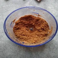 Ambil wadah lalu masukkan biskuit yang sudah dihancurkan ke dalam jar.