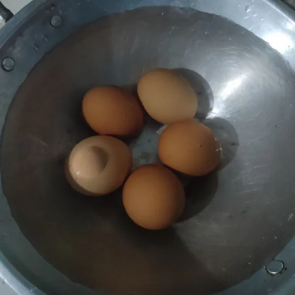 Rebus telur selama 15-20 menit.