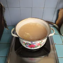 Siapkan panci, tuang air mineral, tambahkan beras, udang, dan bumbu cemplung. Masak dengan api sedang hingga mendidih.