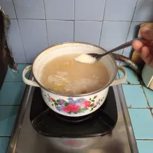 Tambahkan garam, kaldu jamur, dan gula pasir. Aduk rata.