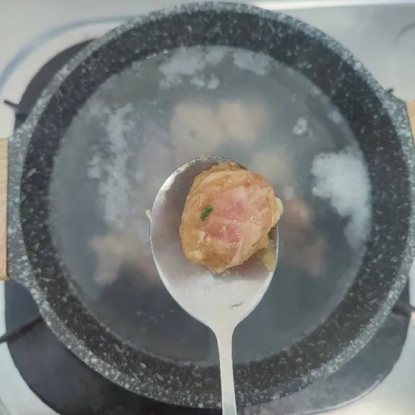 Ambil secukupnya adonan bentuk bulat. Rebus dalam air mendidih hingga matang. Tiriskan.