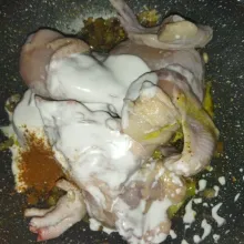 Masukkan kunyit bubuk, lada bubuk, daging ayam, bubuk kari, dan santan kental.
