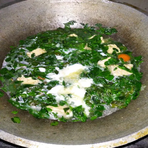 Tambahkan santan, gula dan garam, koreksi rasa dan sajikan.