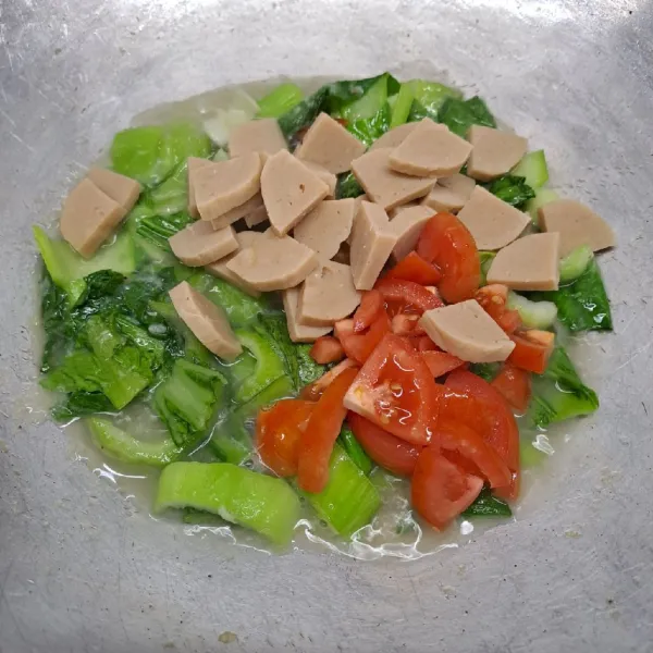 Masukkan bakso dan tomat, aduk sampai rata.