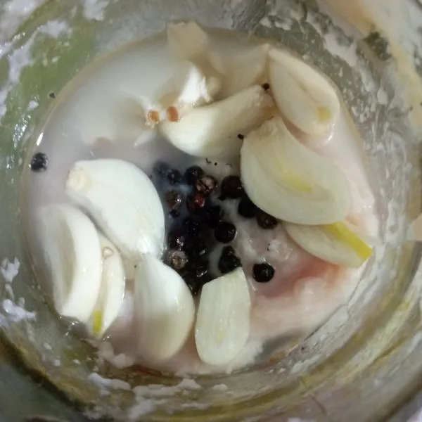 Blender fillet ayam dengan bawang putih, merica hitam, telur dan secukupnya air es.