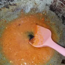 Tumis bumbu halus dengan minyak secukupnya hingga bumbu mengental lalu tambahkan gula, garam, kaldu jamur dan kecap manis, aduk rata.