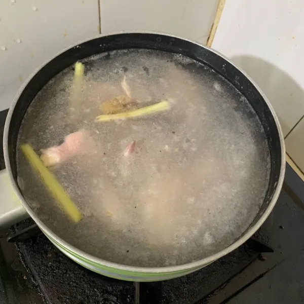 Rebus ayam dengan air kaldu ayam kampung, jahe, dan serai hingga matang. Beri daun bawang pada kuahnya ketika air sudah mendidih.