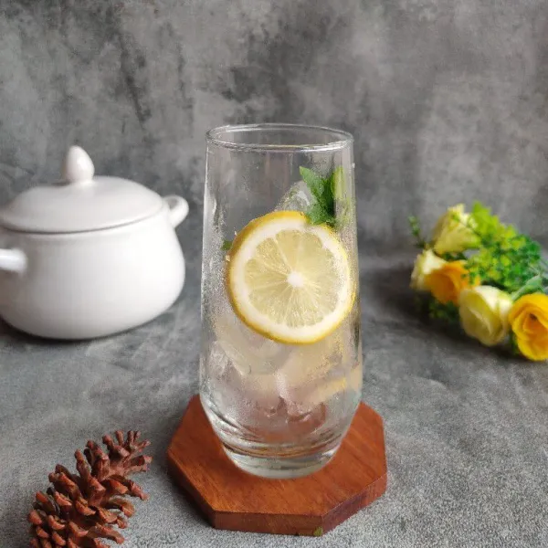 Masuk air perasan lemon, irisan lemon dan daun mint.