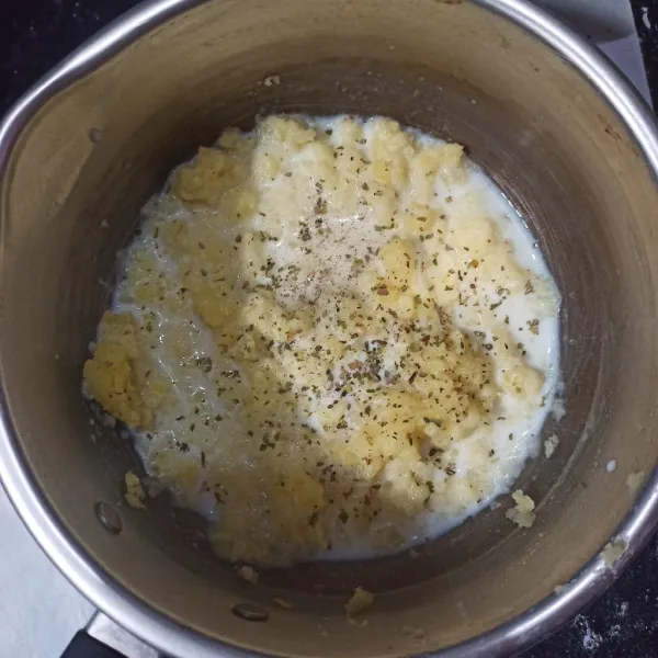 Masak kentang yang sudah dihaluskan bersama susu uht, oregano, unsalted butter.