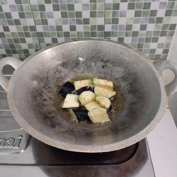 Panaskan minyak, kemudian goreng terong hingga matang, angkat dan tiriskan.