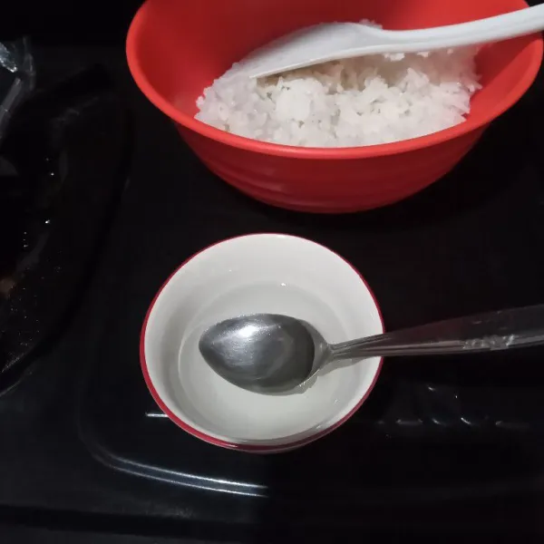 Siapkan nasi dan air campuran bumbu.