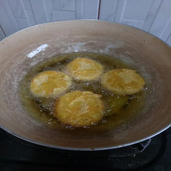 Sebelumnya panaskan minyak dengan api sedang goreng ubi hingga golden brown atau kecokelatan.